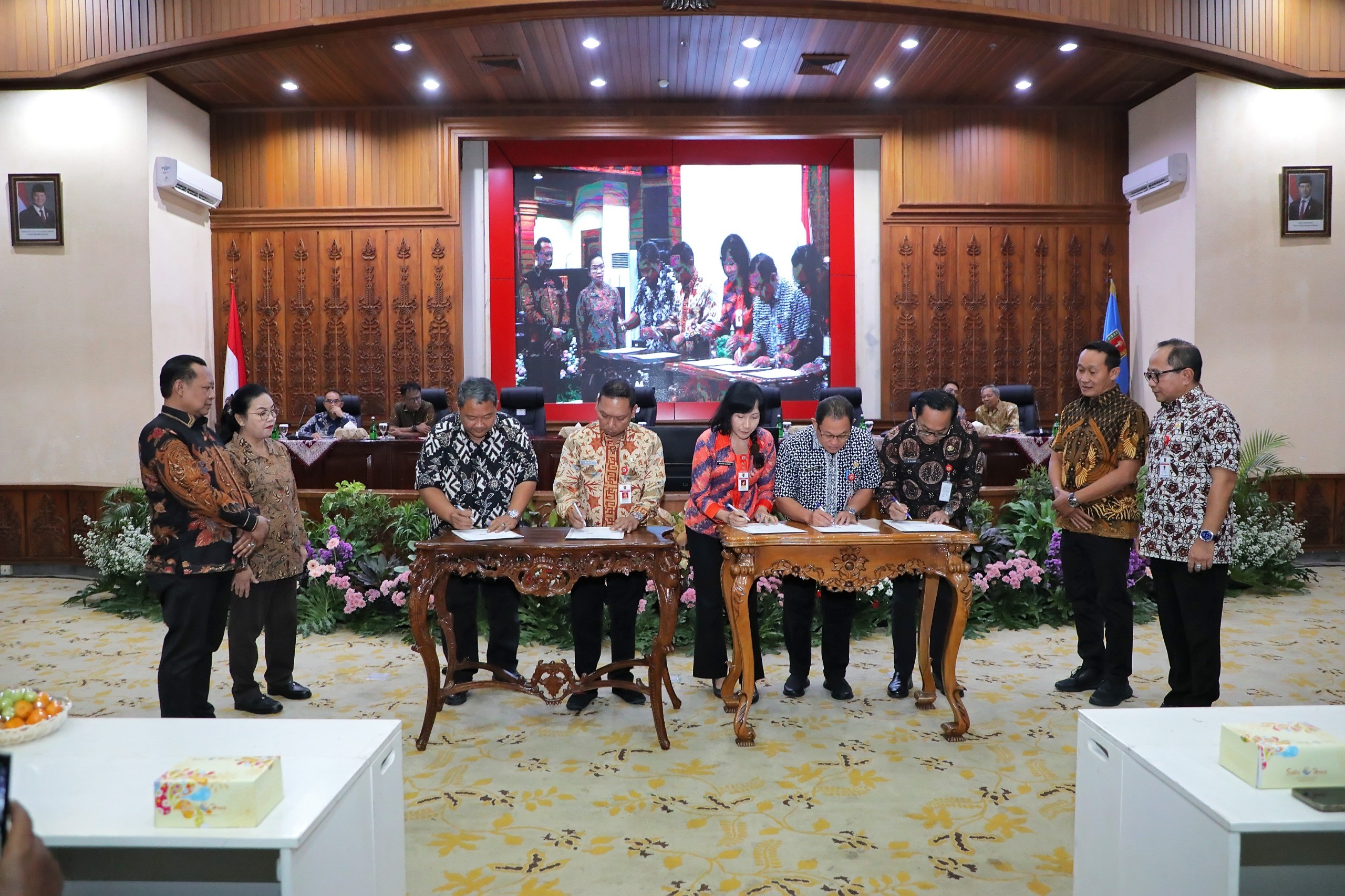 Penandatanganan Pakta Integritas oleh 512 aparatur, termasuk pejabat struktural dan anggota DPRD Kota Semarang. (dok Pemkot Semarang)