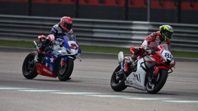 Pembalap AHRT, Herjun Atna Firdaus (merah) berhasil mendapatkan podium ketiga pada balapan pertama kelas Supersport 600 (SS600) di ajang Asia Road Racing Championship (ARRC). (dok Astra Honda)