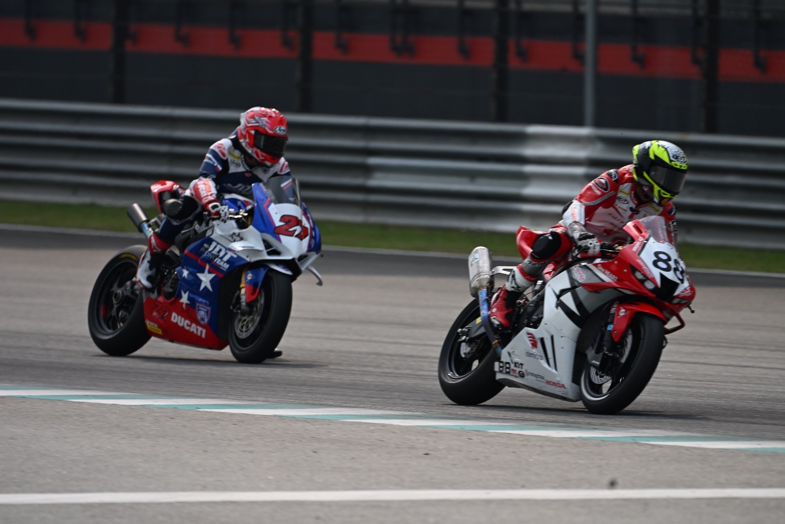 Pembalap AHRT, Herjun Atna Firdaus (merah) berhasil mendapatkan podium ketiga pada balapan pertama kelas Supersport 600 (SS600) di ajang Asia Road Racing Championship (ARRC). (dok Astra Honda)