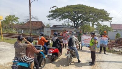 Sosialisasi keselamatan di perlintasan sebidang. (dok KAI)