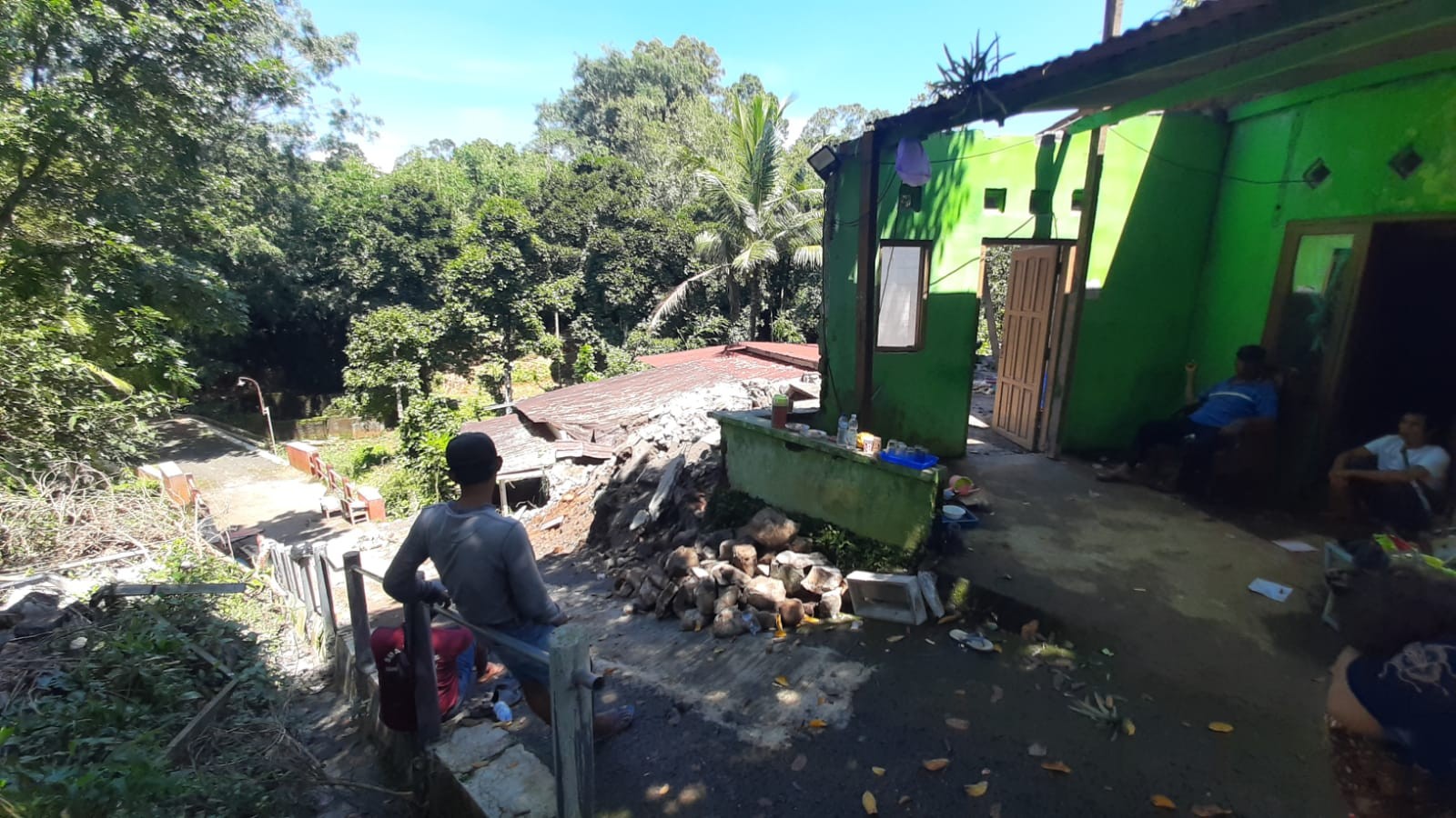 Longsor di wilayah RT 1/RW 2, Kelurahan Pakintelan, Kecamatan Gunungpati, Kota Semarang. (dok Istimewa)