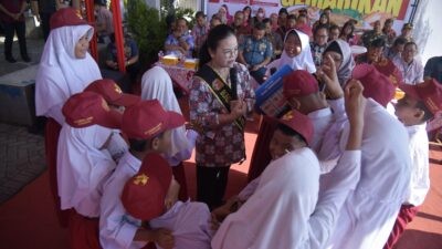 Wali Kota Semarang, Agustina Wilujeng saat edukasi gerakan gemar makan ikan di Tempat Pelelangan Ikan (TPI) Tambaklorok. (dok Pemkot Semarang)
