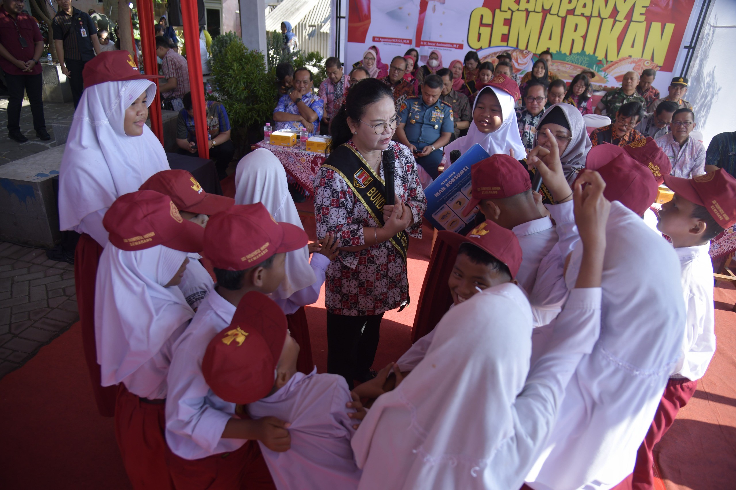 Wali Kota Semarang, Agustina Wilujeng saat edukasi gerakan gemar makan ikan di Tempat Pelelangan Ikan (TPI) Tambaklorok. (dok Pemkot Semarang)