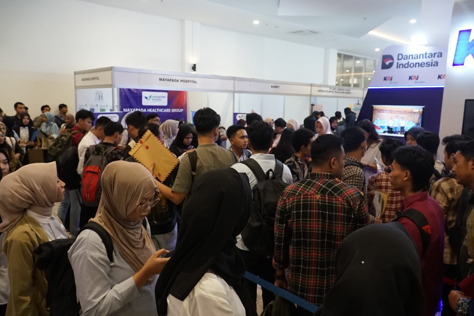 Suasana hari pertama gelaran Campus Job Fair Semarang 2026 di Gedung Muladi Dome, Universitas Diponegoro. (dok KAI)