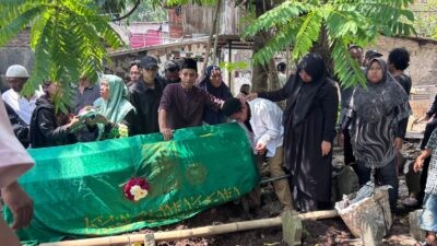 Suasana pemakaman keluarga warga binaan Lapas Kelas I Semarang. (dok Lapsa Semarang)
