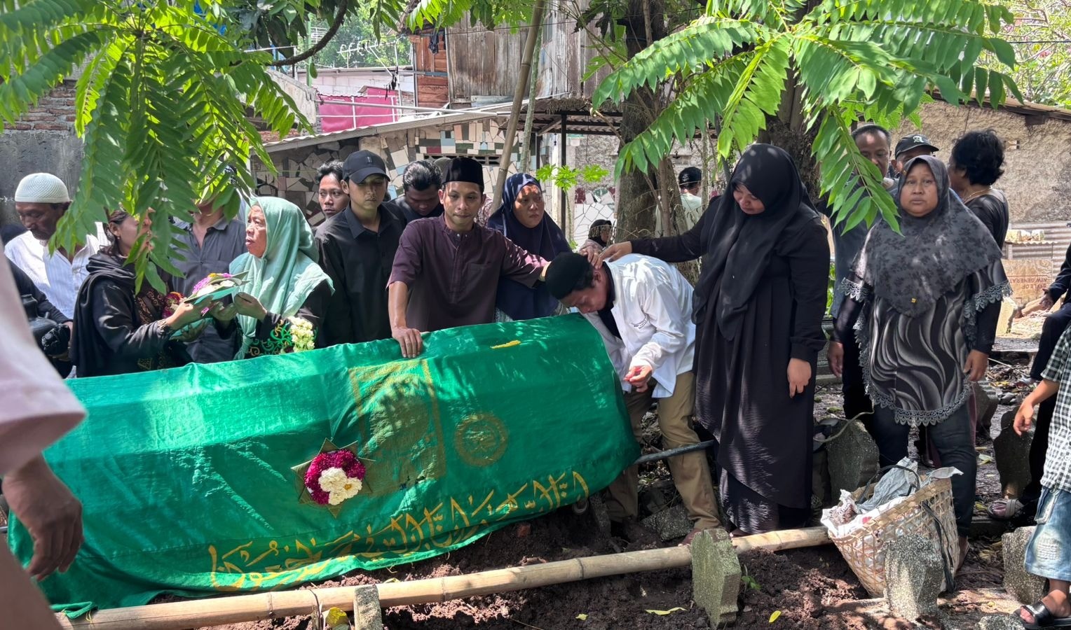 Suasana pemakaman keluarga warga binaan Lapas Kelas I Semarang. (dok Lapsa Semarang)