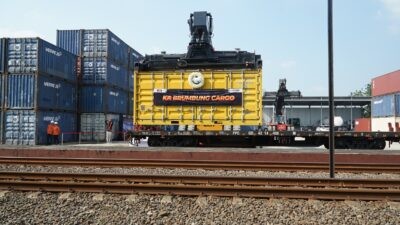 KAI Daop 4 Semarang resmi mengoperasikan perjalanan perdana KA Brumbung Cargo. (dok KAI)