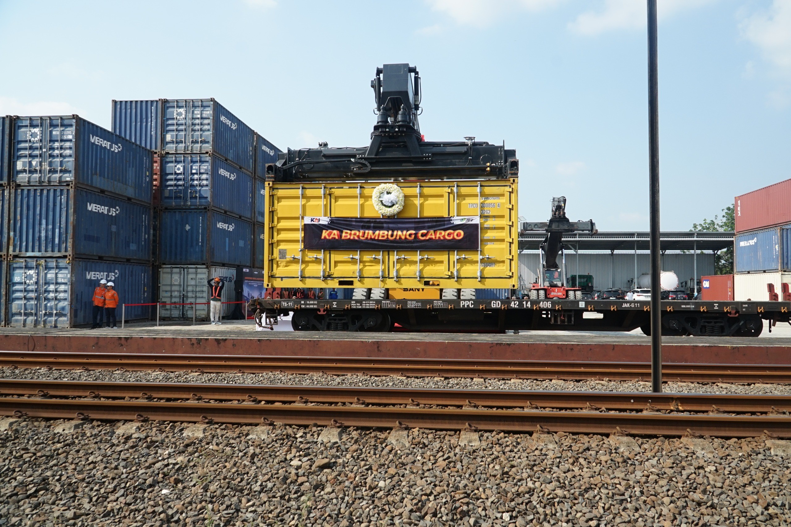 KAI Daop 4 Semarang resmi mengoperasikan perjalanan perdana KA Brumbung Cargo. (dok KAI)