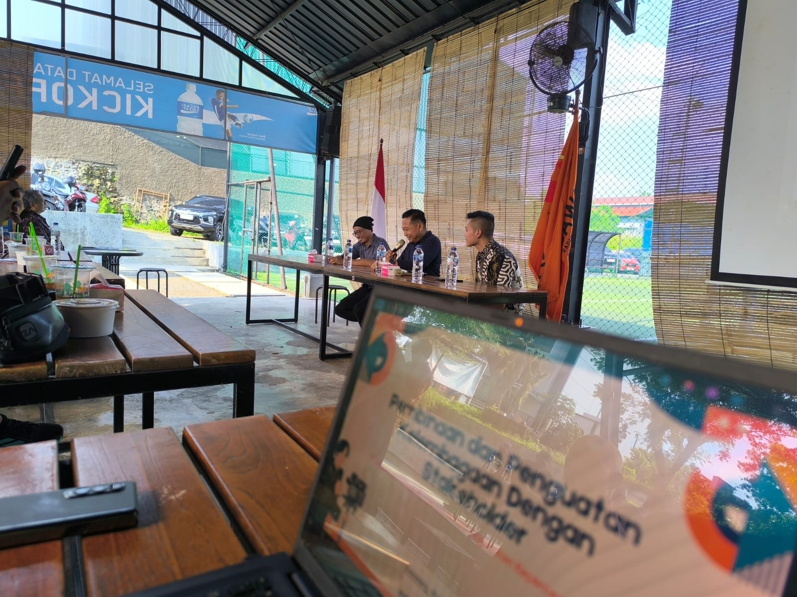 Forum Group Discussion (FGD) bertajuk penguatan dan pembinaan stakeholder pemilu yang digelar Jurnalis FC bersama Bawaslu Jawa Tengah di Kick Off Arena. (dok Istimewa)