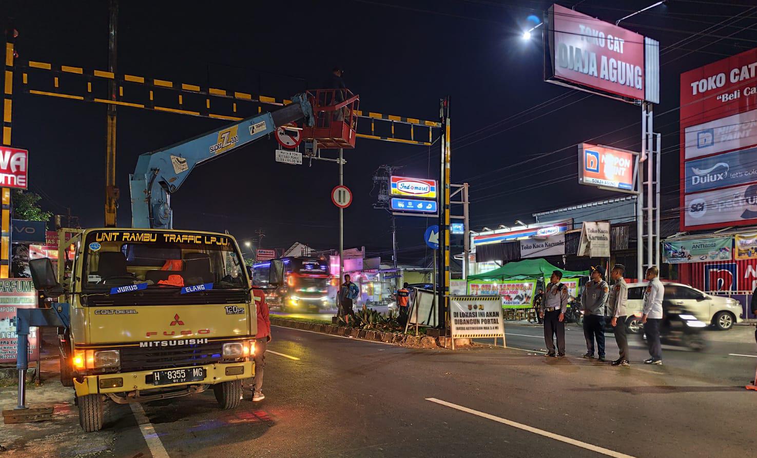 Dishub Kota Semarang pasang portal, untuk mencegah truk bertonase besar melintas di Wilayah Silayur. (dok Istimewa)