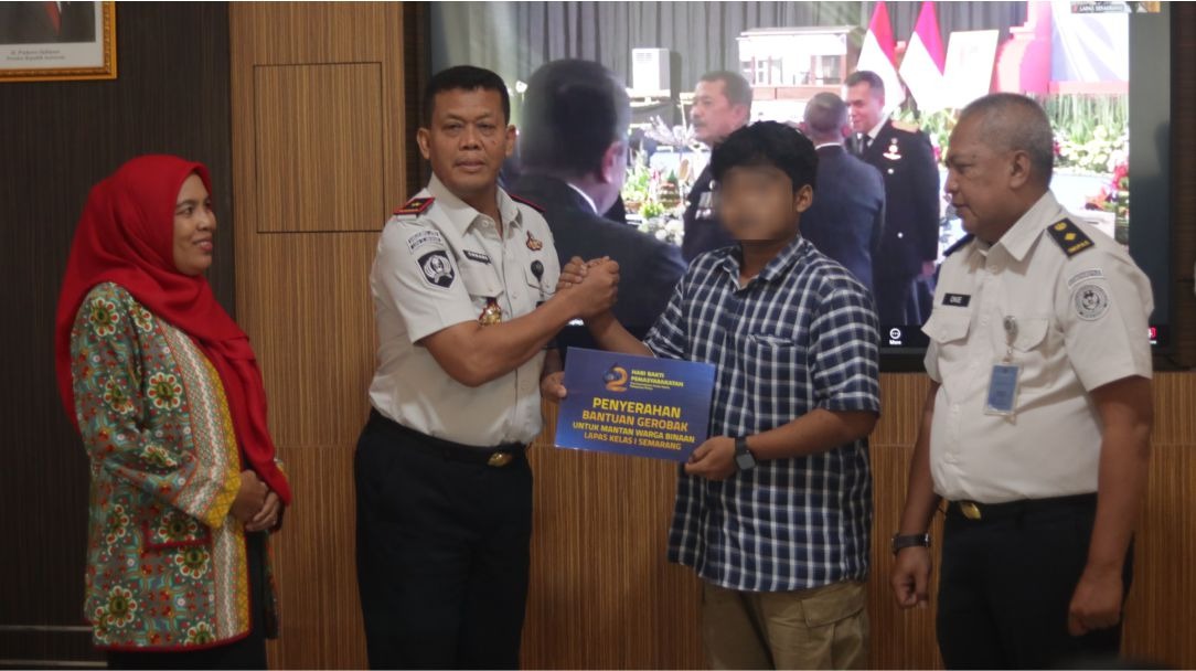 Lapas Semarang salurkan gerobak usaha untuk eks warga binaan. (dok Lapas Semarang)