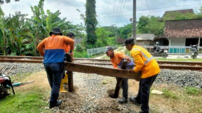 PT Kereta Api Indonesia Daop 4 Semarang tutup 41 perlintasan sebidang tidak dijaga sepanjang periode 2024 hingga 30 April 2026. (dok KAI)