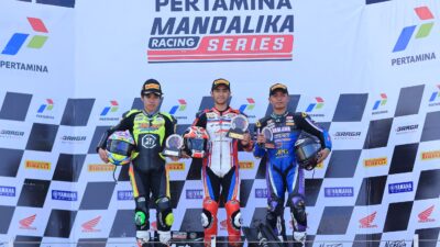 Andi Gilang (tengah) berhasil menyapu bersih podium pertama pada Race 1, Race 2, serta Superpole di kelas NS250cc yang berlangsung pada Sabtu–Minggu, 25–26 April 2026. (dok Astra Motor Racing Team)