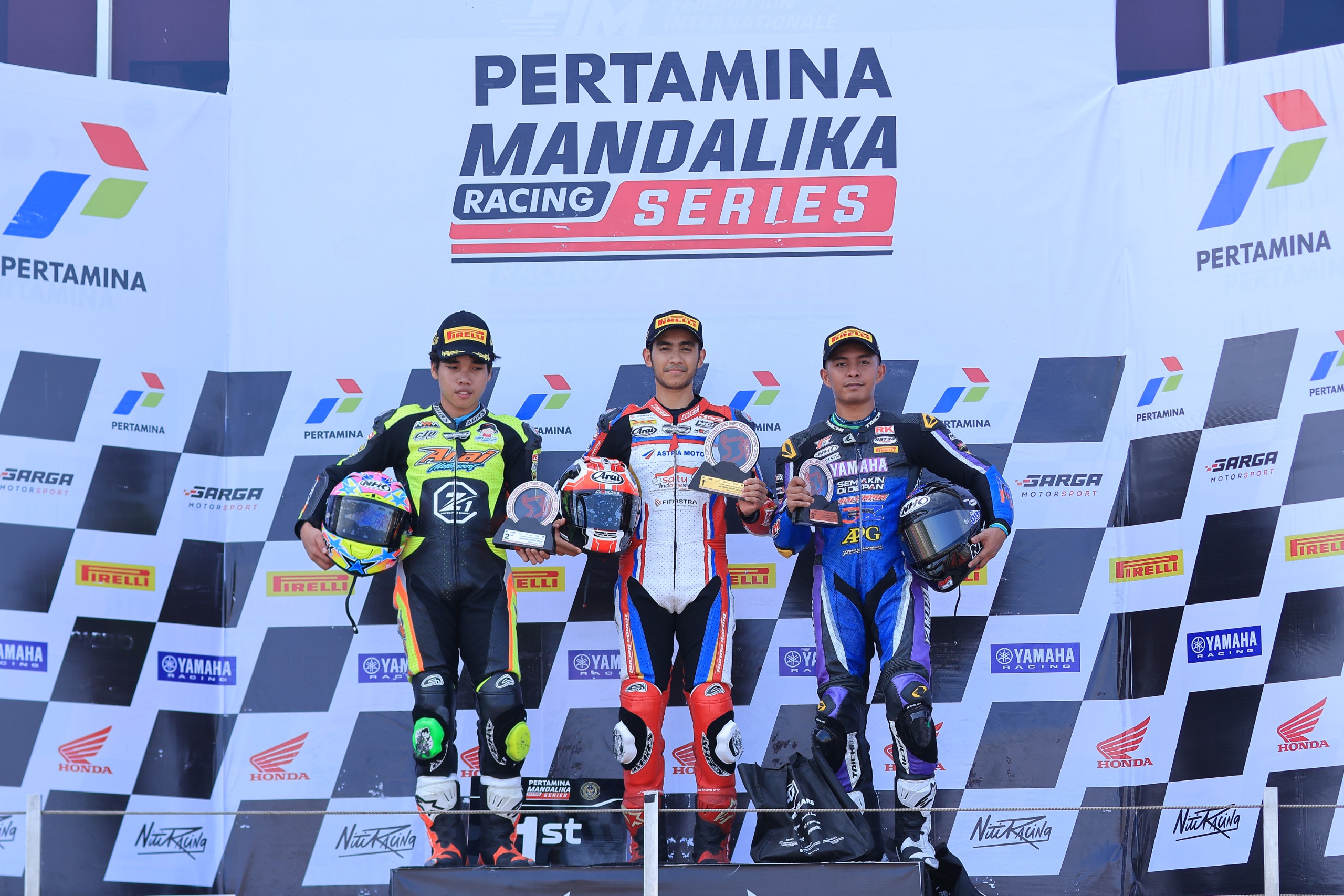 Andi Gilang (tengah) berhasil menyapu bersih podium pertama pada Race 1, Race 2, serta Superpole di kelas NS250cc yang berlangsung pada Sabtu–Minggu, 25–26 April 2026. (dok Astra Motor Racing Team)