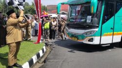 Plh. Sekda Kabupaten Magelang, David Rudiyanto saat pelepasan jemaah haji menuju asrama haji. Foto: dokumentasi