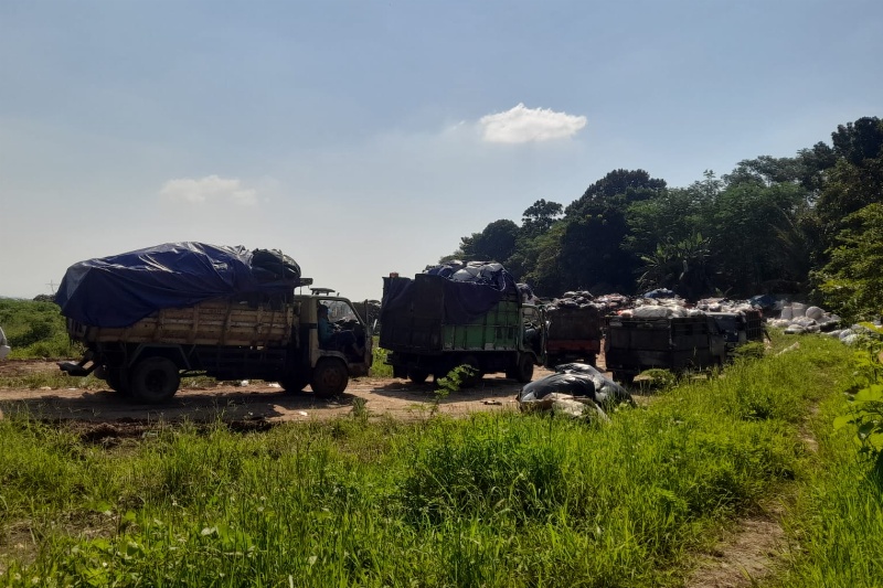 Puluhan truk mengantre TPA Darupono Kendal