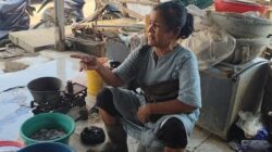 Musyaroh saat menjaga lapaknya di Tempat Pelelangan Ikan (TPI) di Kelurahan Bandengan Kabupaten Kendal, Selasa (12/5/2026). Foto: Yoedhi/Lingkar.co