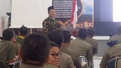 Ketua umum PP GP Ansor Adin Jauharuddin saat menamparku materi dalam Susbanpim. Foto; Rifqi/Lingkar.co