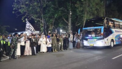 Bupati Bojonegoro Setyo Wahono dan jajaran saat melepas rombongan jemaah haji tahun 2026. Foto: dokumentasi/istimewa