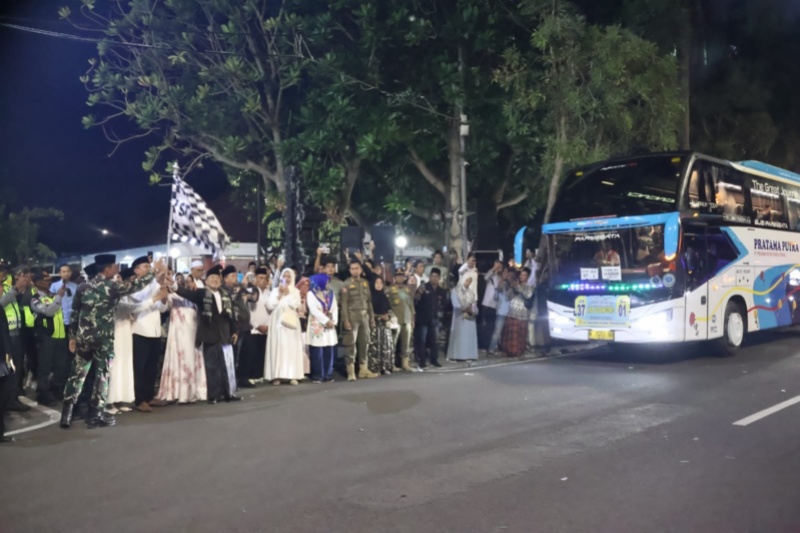 Bupati Bojonegoro Setyo Wahono dan jajaran saat melepas rombongan jemaah haji tahun 2026. Foto: dokumentasi/istimewa
