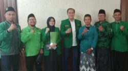 Unsur DPW PPP Jawa Tengah, Abdul Afif Efendi berfoto bersama tim formatur DPC PPP Kota Semarang. Foto: istimewa
