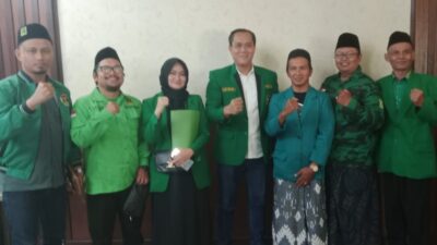 Unsur DPW PPP Jawa Tengah, Abdul Afif Efendi berfoto bersama tim formatur DPC PPP Kota Semarang. Foto: istimewa