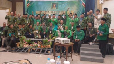 Mantan pengurus DPC PPP Kabupaten Kendal beserta seluruh badan otonom PPP berfoto bersama seusai Muscab IX di hotel Pandanaran Semarang, Sabtu (2/5/2026). Foto: Rifqi/Lingkar.co