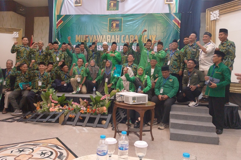 Mantan pengurus DPC PPP Kabupaten Kendal beserta seluruh badan otonom PPP berfoto bersama seusai Muscab IX di hotel Pandanaran Semarang, Sabtu (2/5/2026). Foto: Rifqi/Lingkar.co