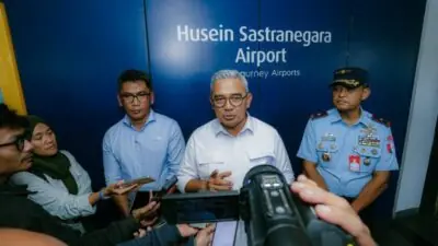 Wali Kota Bandung, Muhammad Farhan saat jumpa pers di bandara Husein Sastranegara. Foto: dokumentasi