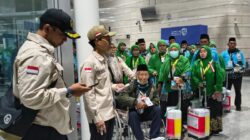 Petugas Haji saat memberikan pengarahan kepada jemaah haji di bandara Madinah. Foto: dokumentasi/istimewa