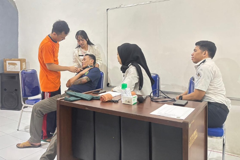 Salah satu warga rutan Salatiga saat praktik PPGD di aula rutan. Foto: dokumentasi