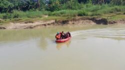 Tim SAR gabungan saat melakukan pencarian korban di sungai Lusi dengan perahu karet. Foto: istimewa