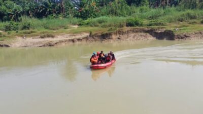Tim SAR gabungan saat melakukan pencarian korban di sungai Lusi dengan perahu karet. Foto: istimewa