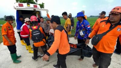 Tim SAR gabungan saat membawa korban dalam kantung jenazah. Foto: istimewa