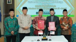 Rektor UIN Salatiga, Prof. Zakiyuddin Baidhawy dan Mufti Negeri Sabah, Sahibus Sahamah Dr. Datuk. Ust. H. Bungsu Aziz bin Haji Jaafar menunjukkan MOU dalam sesi foto bersama. Foto: dokumentasi