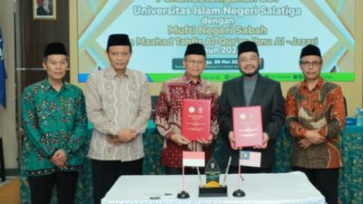 Rektor UIN Salatiga, Prof. Zakiyuddin Baidhawy dan Mufti Negeri Sabah, Sahibus Sahamah Dr. Datuk. Ust. H. Bungsu Aziz bin Haji Jaafar menunjukkan MOU dalam sesi foto bersama. Foto: dokumentasi