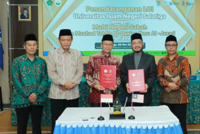 Rektor UIN Salatiga, Prof. Zakiyuddin Baidhawy dan Mufti Negeri Sabah, Sahibus Sahamah Dr. Datuk. Ust. H. Bungsu Aziz bin Haji Jaafar menunjukkan MOU dalam sesi foto bersama. Foto: dokumentasi
