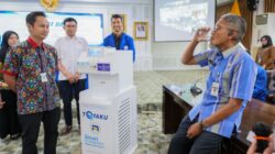 Sekda Jateng, Sumarno saat mencoba air minum dari ToyaKU. Foto: dokumentasi
