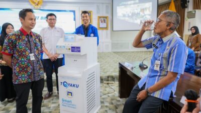 Sekda Jateng, Sumarno saat mencoba air minum dari ToyaKU. Foto: dokumentasi
