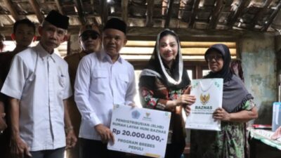 Bupati Brebes Paramitha Widya Kusuma saat menyerahkan bantuan program rehabilitasi RTLH bagi warga RT 02 RW 19 Kelurahan Brebes, Jawa Tengah, Selasa (5/5/2026). Foto: dokumentasi