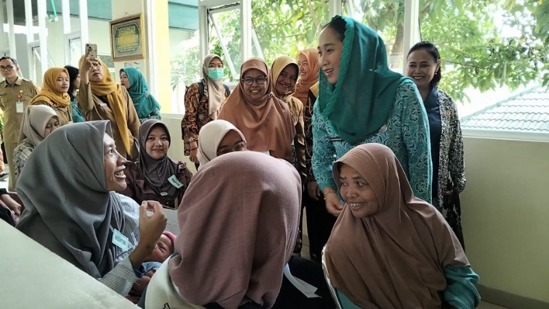 Dirut RS Aisyiyah Muntilan, Dwi Ambarwati menyapa warga yang mengikuti program pelayanan KB gratis dan edukasi kesehatan reproduksi. Foto: dokumentasi