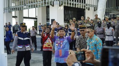 Gubernur Kaltara Zainal A. Paliwang saat turun menemui demonstran Gasbul. Foto: dokumentasi