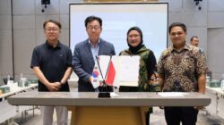 Direktur Pemasaran dan Pengembangan KEK Industropolis Batang, Indri Septa Respati dan Direktur Utama PT Simone Batang Indonesia, Kim Jung Shik menunjukkan Perjanjian Pemanfaatan Tanah Industri (PPTI) yang telah resmi mereka tandatangani. Foto: dokumentasi