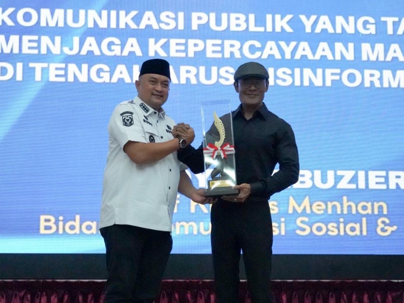 Bupati Bogor, Rudy Susmanto dan Danrem 061/SK Brigjen TNI Thomas Rajunio berfoto bersama seusai talkshow di auditorium setda, pada Rabu (6/5/2026).