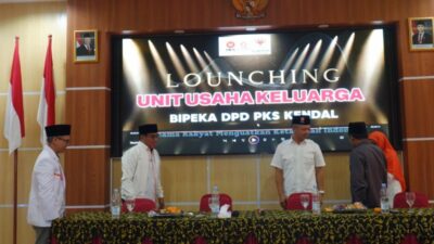 Bipeka PKS Kabupaten Kendal bersama anggota DPR RI, Muhammad Haris melakukan peluncuran UUK di gedung PGRI Kendal. Foto: dokumentasi