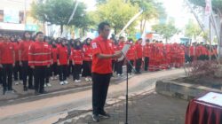 Para anggota baru KSR PMI unit se-Kota Semarang saat membaca naskah janji di depan kantor markas PMI Kota Semarang. Foto: Rifqi/Lingkar.co