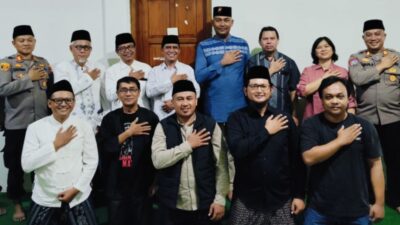 Pengurus FKUB dan Polres Kendal berfoto bersama seusai diskusi atau Ngopi Bareng. Foto: dokumentasi