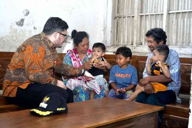 Ibu Meninggal Ayah Entah Kemana, Nenek Sholikah Rawat Tiga Cucu Dari Usaha Penggilingan Bumbu