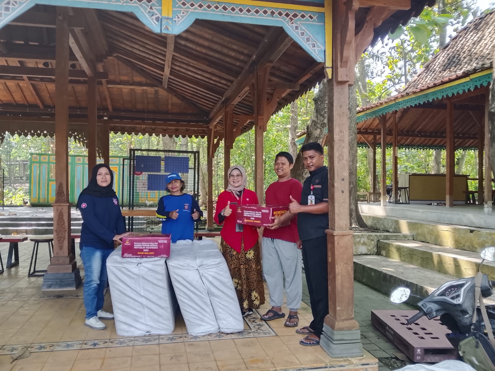 Pemkot Semarang salurkan bantuan untuk korban longsor Kalialang. (dok Pemkot Semarang)