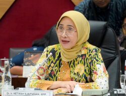 Guru Honorer Dihapus Mulai Tahun 2027, DPR Desak Pemerintah Siapkan Solusi Adil